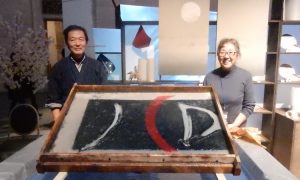 2017年11月のJCDイベントでの紙漉きの加納登茂美恒師匠の実演作品「JCDのロゴ」